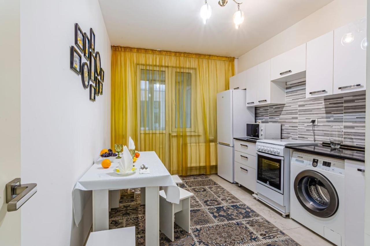 Ferienwohnung Однушка В Жк Абая 130/2 2019 Г.П. Almaty Exterior foto