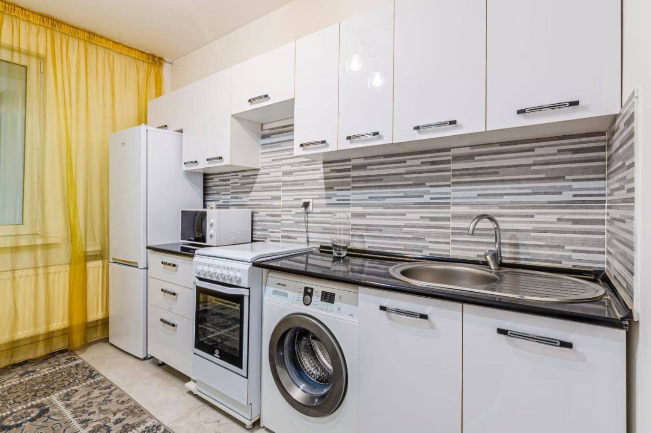 Ferienwohnung Однушка В Жк Абая 130/2 2019 Г.П. Almaty Exterior foto